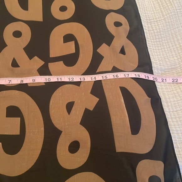 🤩 Dolce & Gabbana vintage black & tan logo scarf. Estate sale find - good cond. - Picture 3 of 8